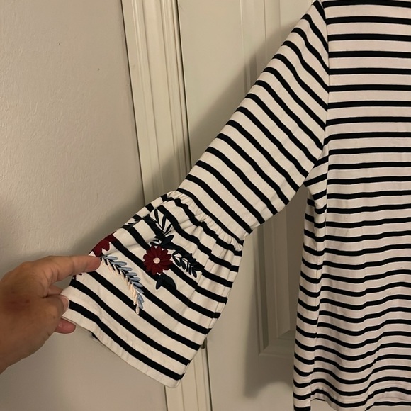 J. Crew Women’s Med. Embroidered Floral&Stripes Top Bell Sleeve Black‎ White - Picture 6 of 8
